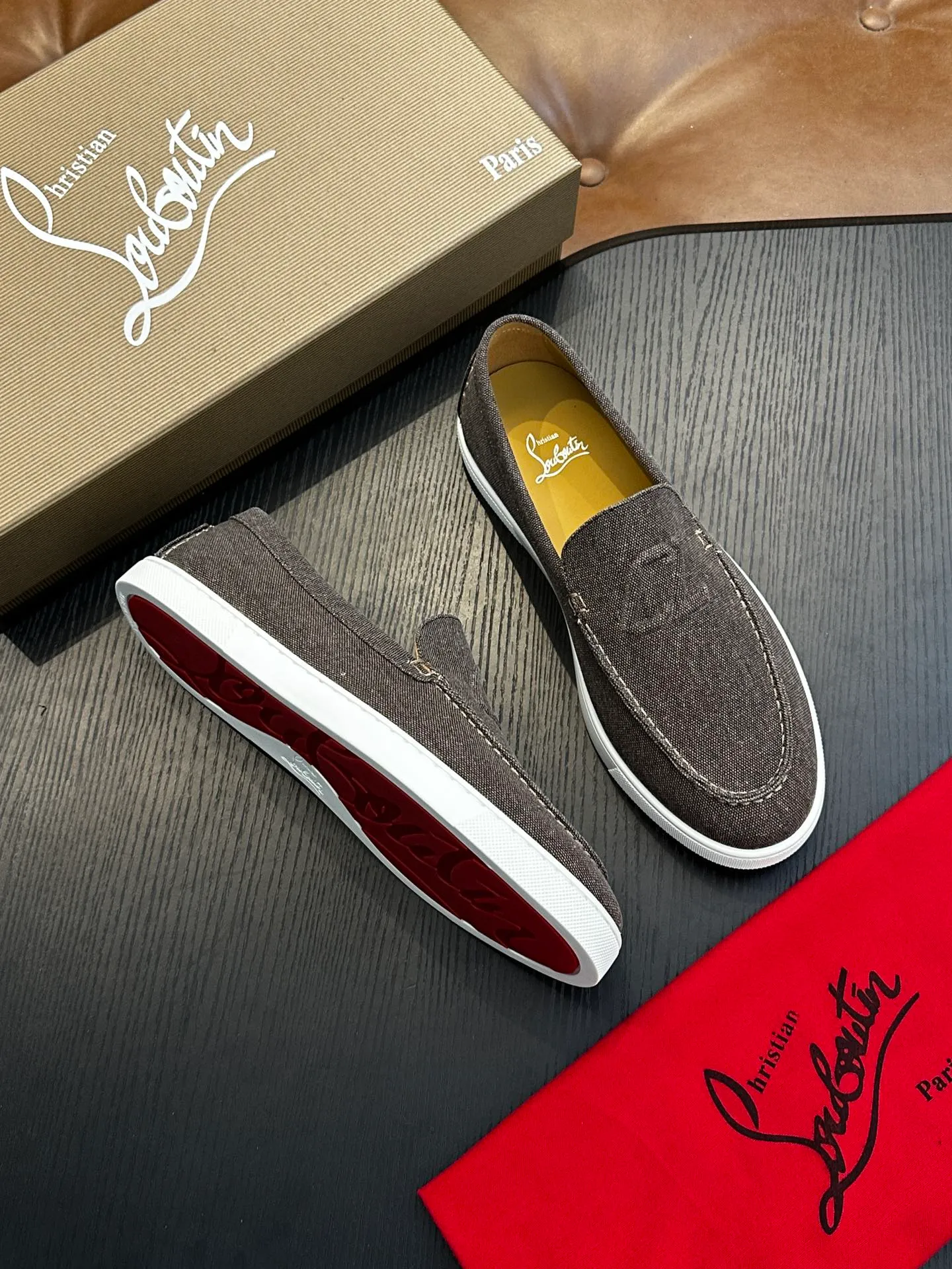P760💰Christian Louboutin (red-soled shoes) Italian men’s casual sneakers are shipped! Each pair of shoes from this Italian handmade shoe brand has a simple and classic design, which is very comfortable and versatile! The upper fabric of this shoe is made of imported cowhide, with high-end and comfortable cowhide lining! The outsole is made of original rubber bottom sheets and is lined with cowhide! Brand-specific molded footbed, exclusive private mold control! Original box packaging, with shoe storage bag! 39 40 41 42 43 44 (38 45 46 customized)